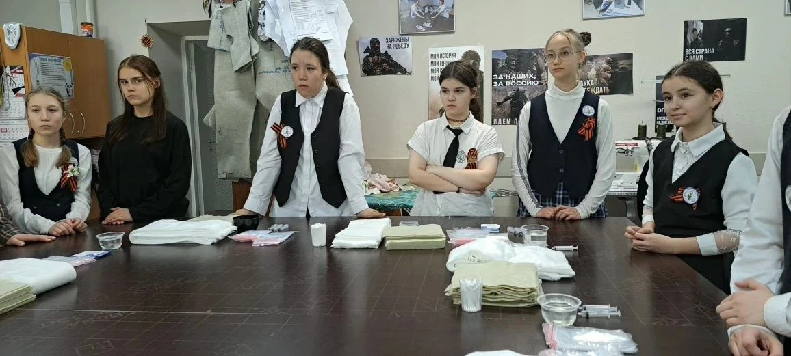 В преддверии 81-й годовщины Победы: Юные патриоты плетут сети и готовят подарки для фронта! 🇷🇺   В д