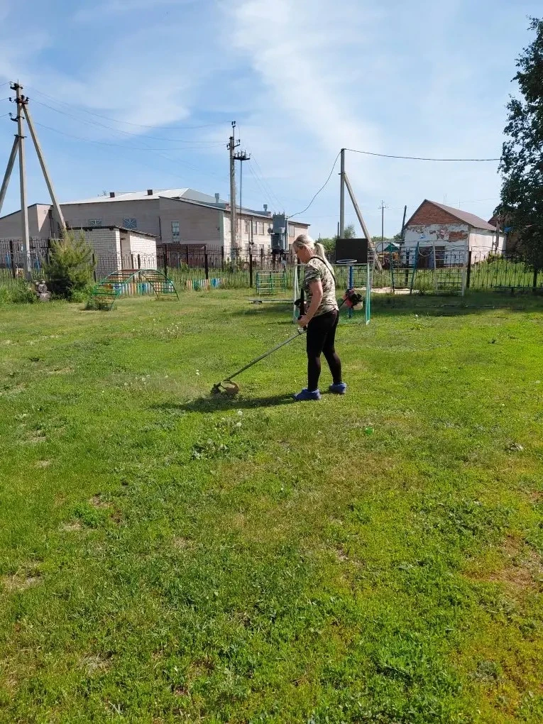 В нашем детском саду начался сезон покоса травы. На участке  была проделана огромная ра...