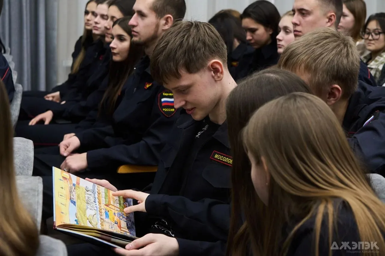 🇷🇺 Помощник губернатора Алтайского края рассказал студентам колледжа о помощи ЛНР.  11 февраля 2026 
