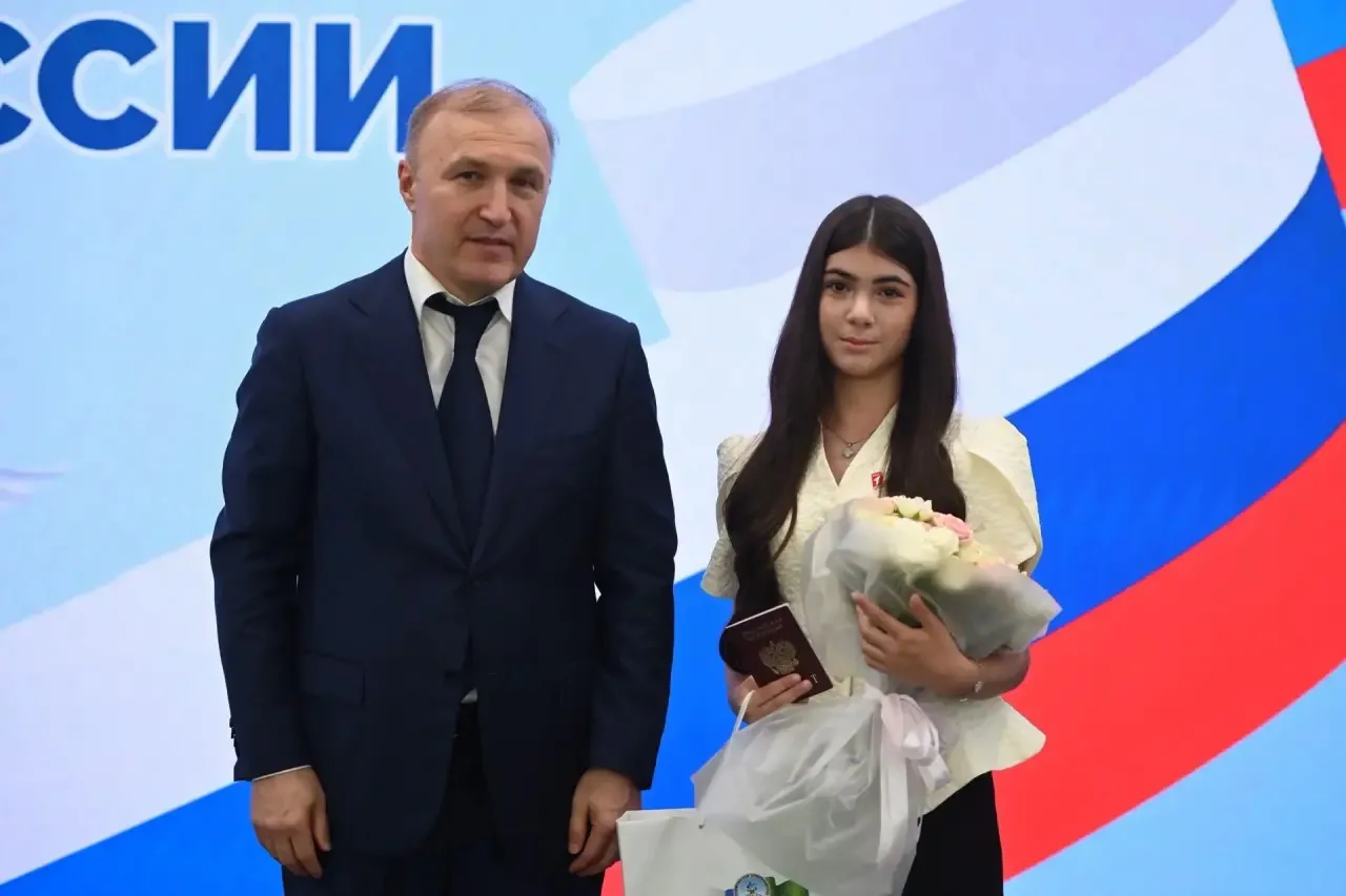 🇷🇺 Десять юных жителей Адыгеи получили свои первые паспорта в День России

(Милана Даунова, Амели 
