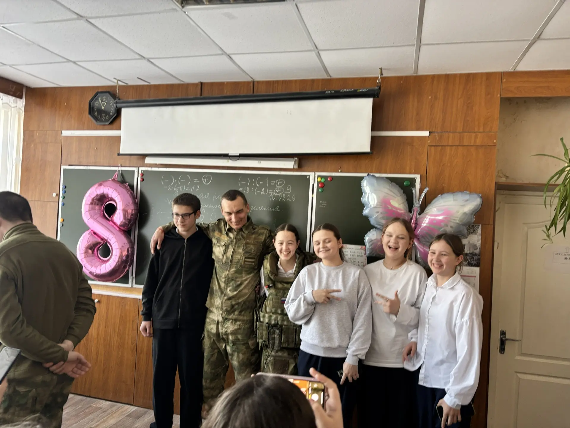 Встреча с героями: как наши школьники познакомились с армией и попробовали себя в роли операторов др