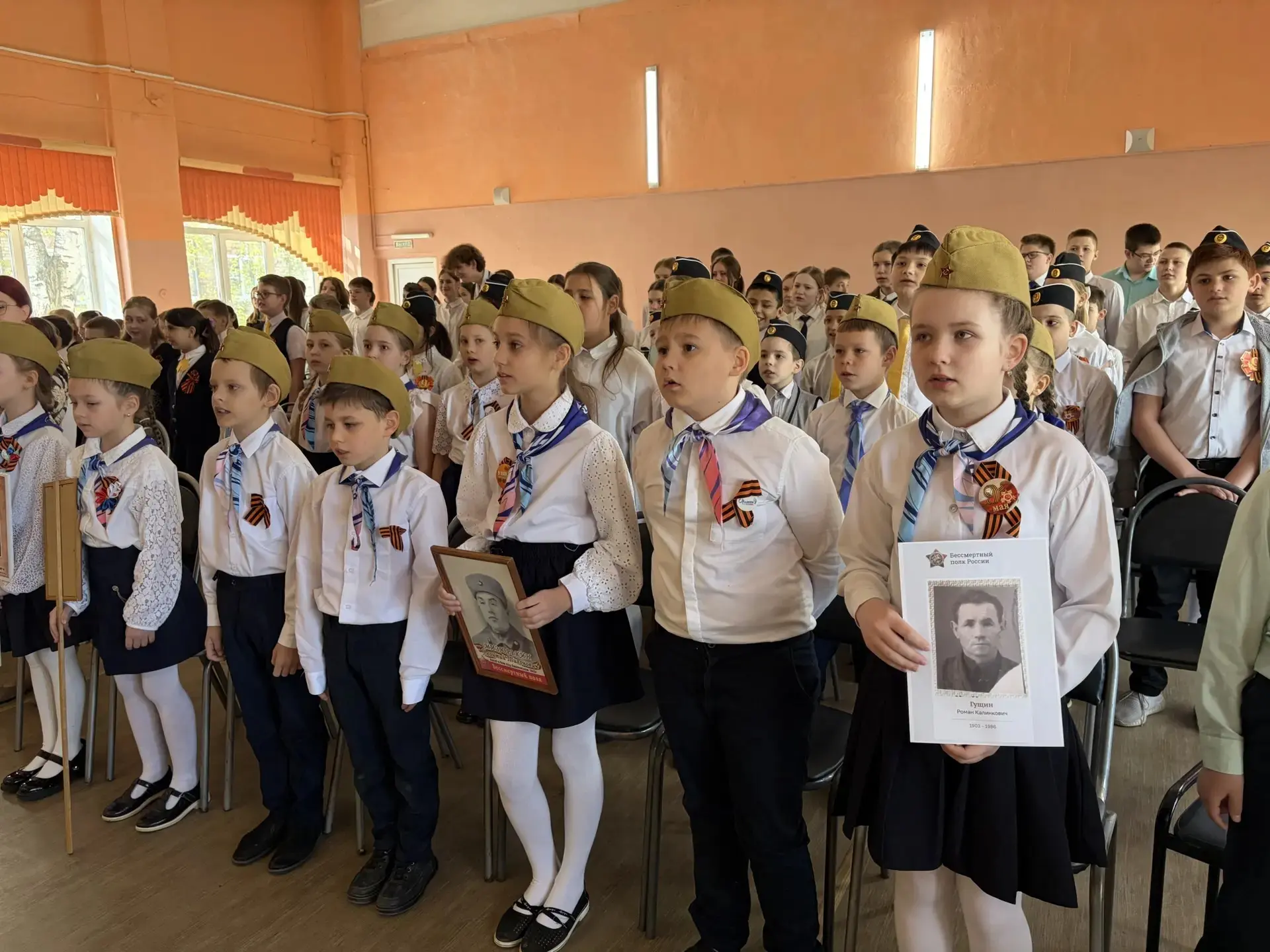 🌟 Память, которая объединяет  Сегодня в школе царила атмосфера уважения и гордости. 🎖️ На линейке, п