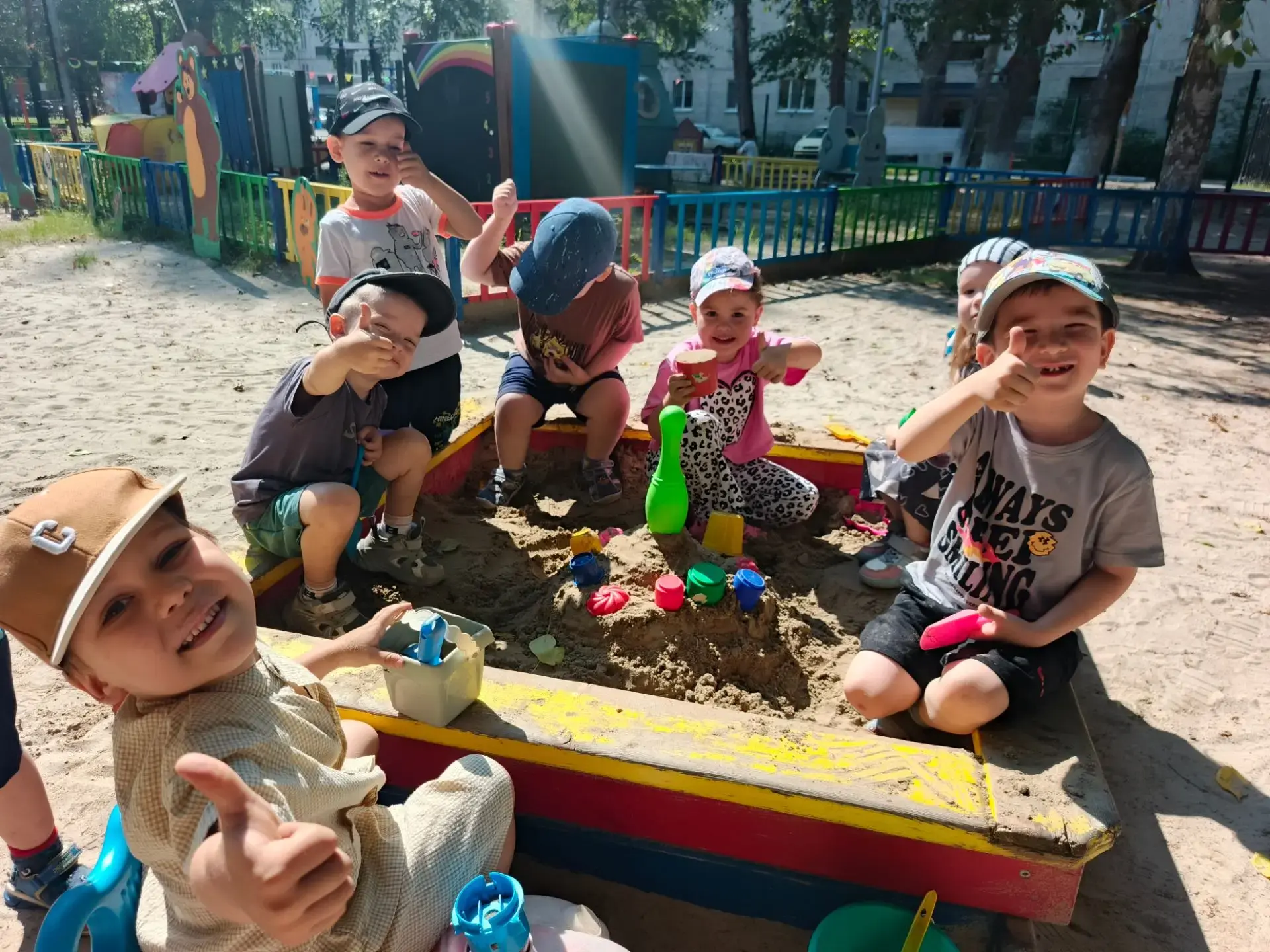 🎉 Сегодня в детском саду кипела работа на участках - наши ребятишки под руководством воспитателей в
