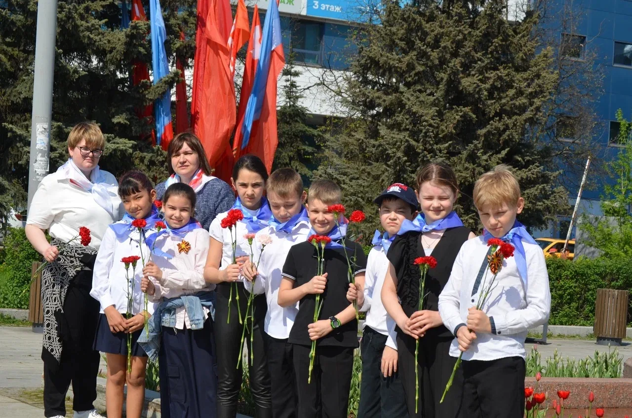 «КРАСНЫЕ ГВОЗДИКИ»🌺  Ученики нашей школы приняли участие в патриотической акции по возложению цветов