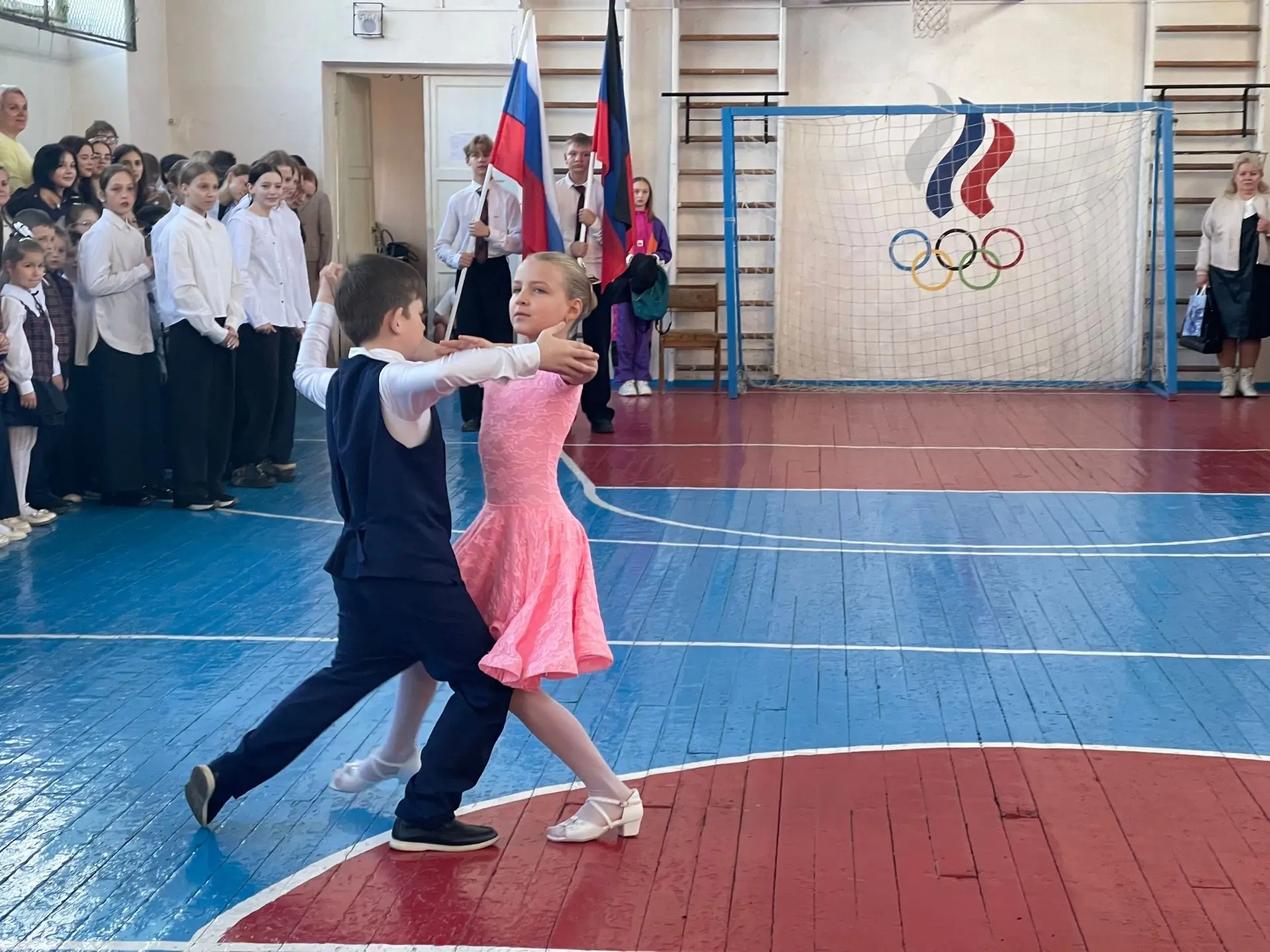 В нашей школе прошла торжественная линейка, посвящённая Дню учителя.