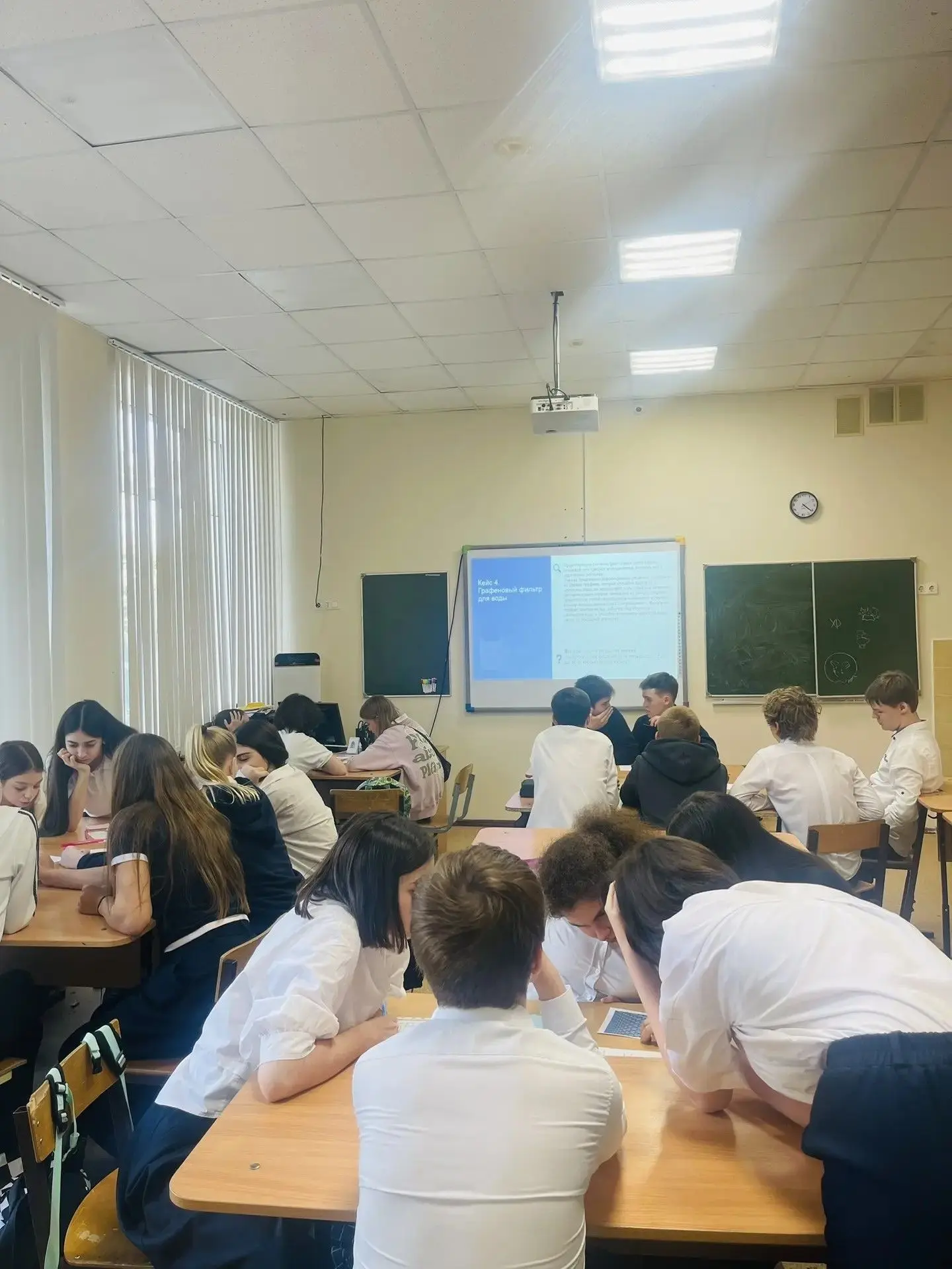Неделя Высоких Технологий: "Технокот в мешке" в 8-Б классе!  В рамках захватывающей Недели Высоких Т