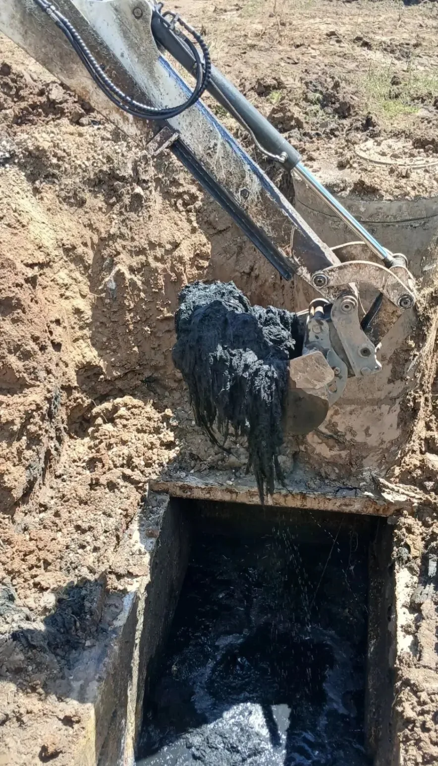 На улице Студенческой в Энгельсе специалисты МУП «Энгельс-Водоканал» провели обслуживание важного со