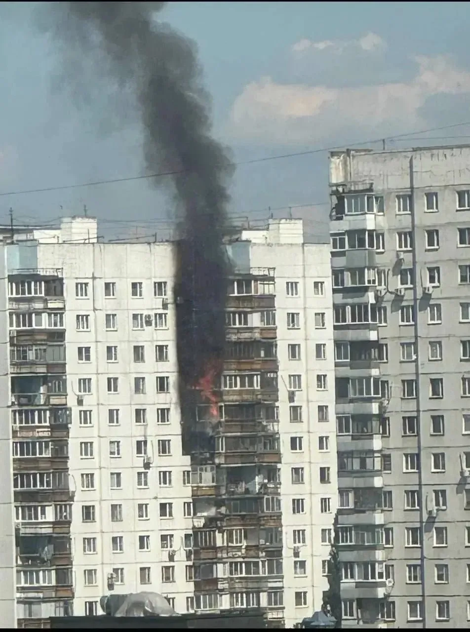 🔥 Пожар в Солнцево — загорелась квартира и шесть балконов на улице Авиаторов.