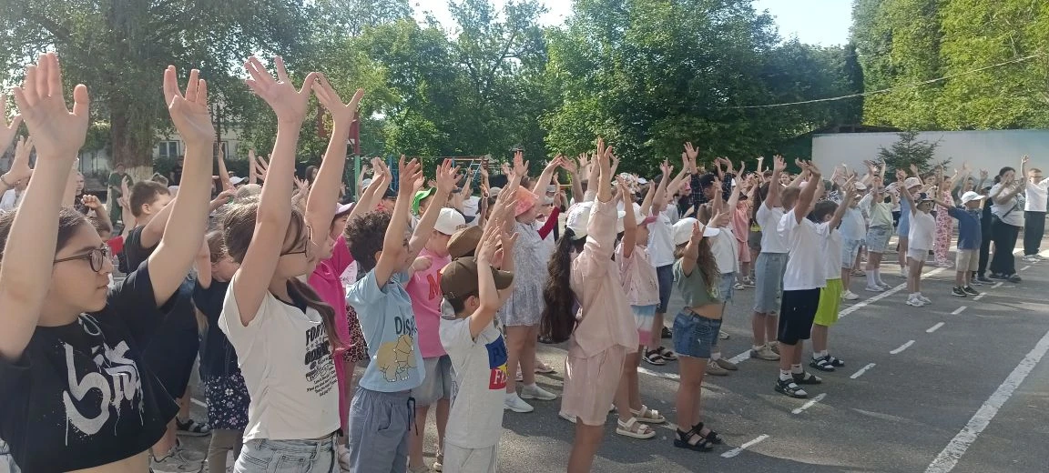Среда в «Городке здоровья». Как всегда, утро началось с линейки, зарядки и главной традиции - гимна 