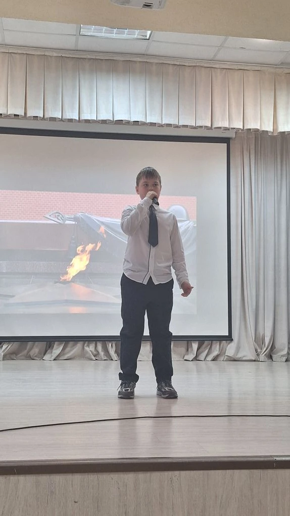 Ученики и преподаватели нашей школы вместе с Детской школой искусств №12 провели линейку в честь дня
