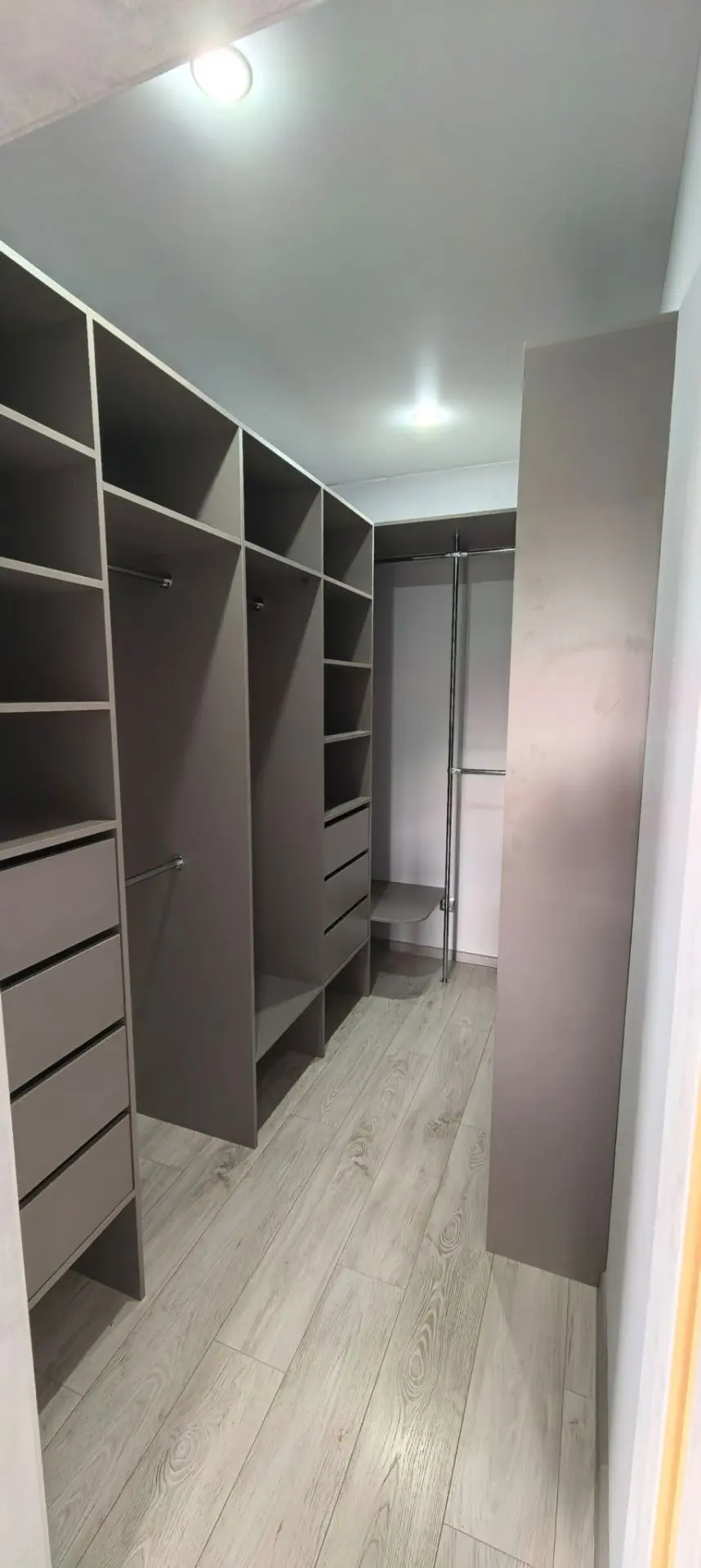 Гардеробная + прихожая с мягкой панелью 🚪✨
Идеальный порядок для ваших вещей и уютный приём для вас