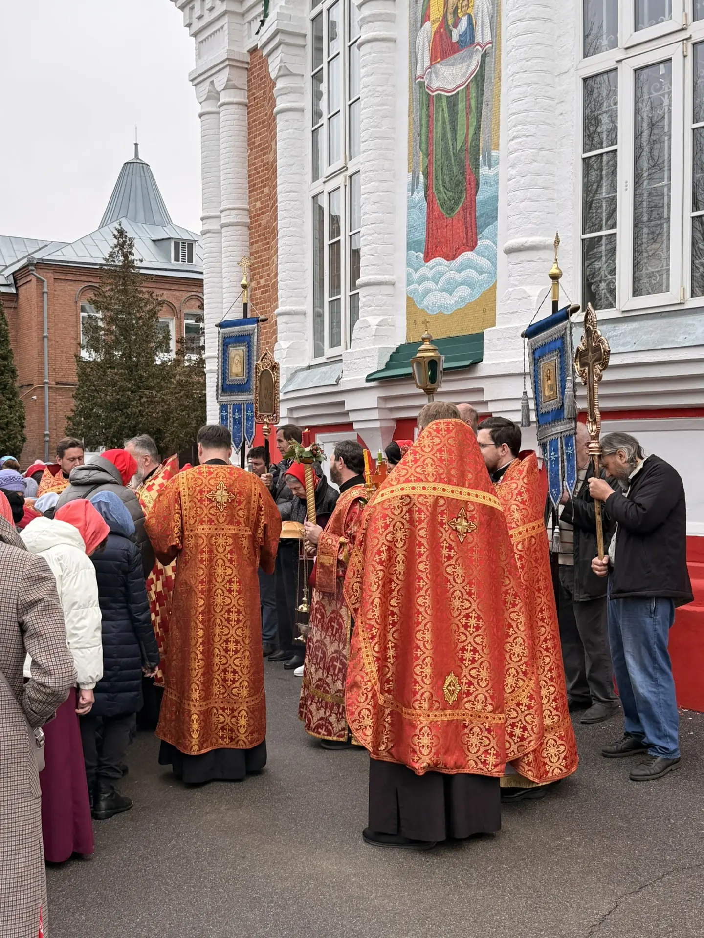 ХРИСТОС ВОСКРЕСЕ, ДОРОГИЕ!   Сегодня на литургии была уже одна, но, зато, попала на крестный ход   ✨