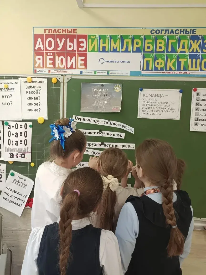 Утро понедельника началось с поднятия флага РФ 🇷🇺 исполнения Гимна РФ и старта марафона «Наследники 