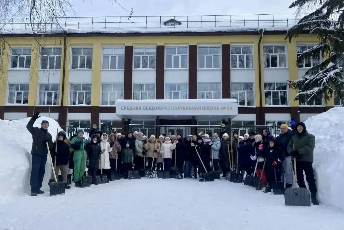 В Чебоксарах состоялся масштабный субботник в рамках акции "Помоги дворнику"!   В этом году зима щед