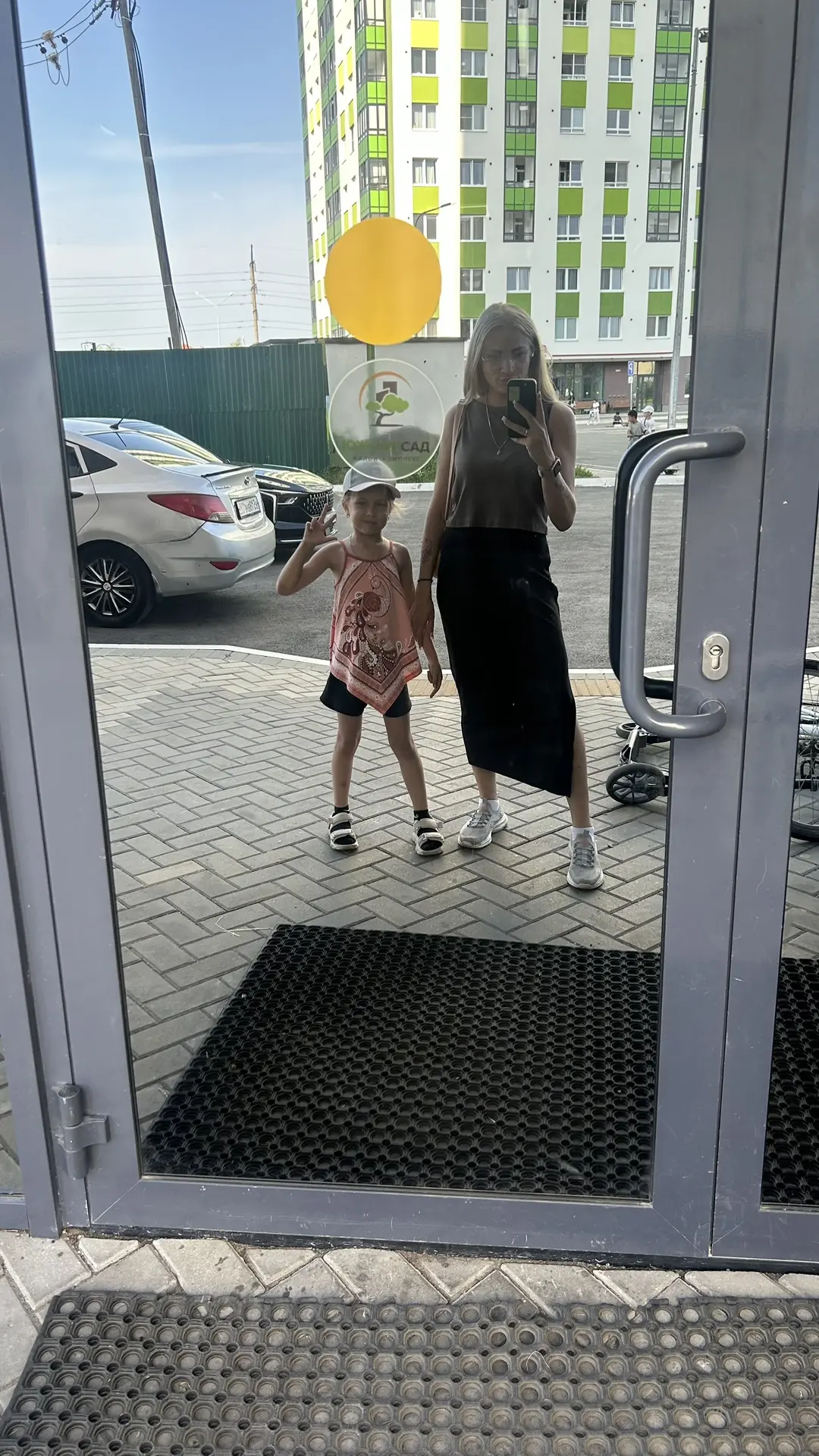 погуляли сегодня с булочкой, ну и конечно не смогли пройти мимо зеркал 😏 девочки же