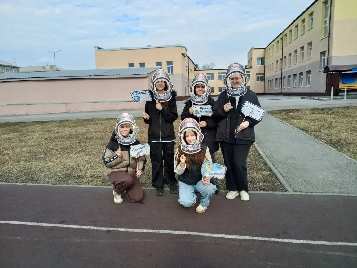 📸 Улыбка Гагарина живёт в нашей школе!  Сегодня наши ученики присоединились к Всероссийской просвети