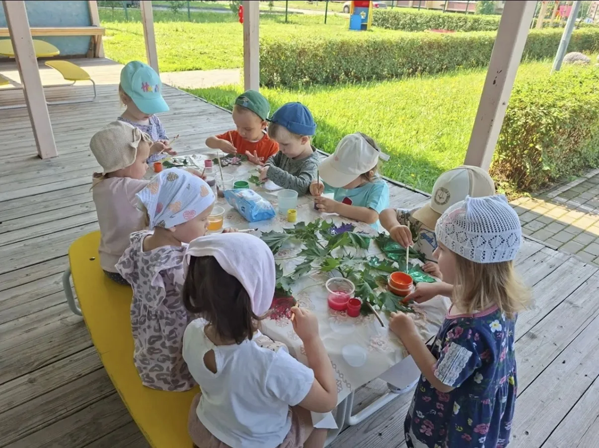 ☀️🎨 Летний привет от радужных «Ягодок»!
Июль в самом разгаре, а мы сегодня раскрашивали кленовые ли