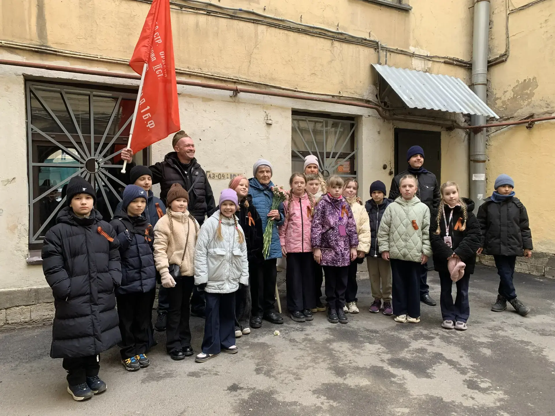 В преддверии великого Дня Победы ученики 564 школы навестили и поздравили Валентину Фёдоровну Худоеш