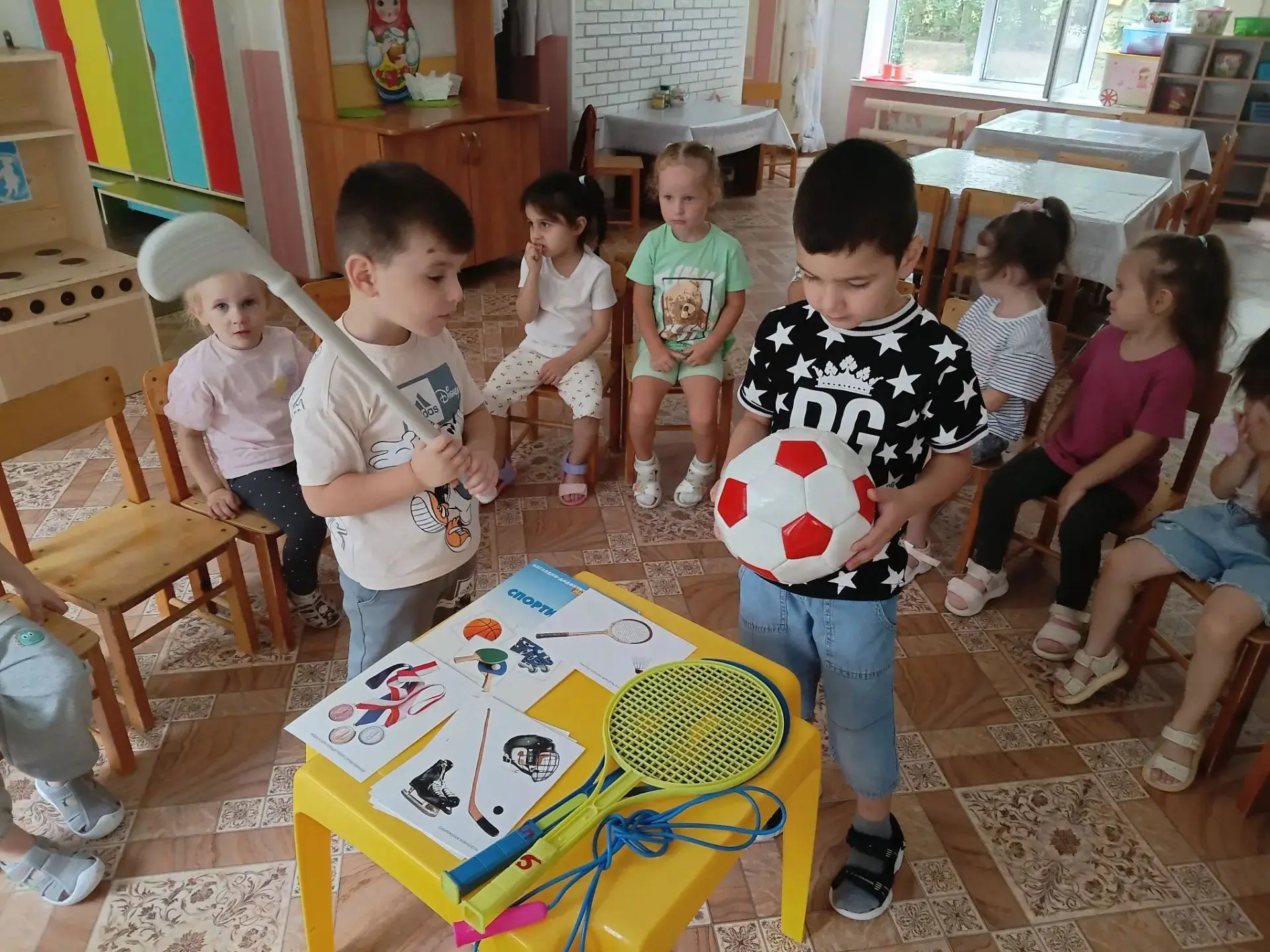 Во второй младшей группе прошло занятие на тему "Спортивный инвентарь ". Целью данного ...