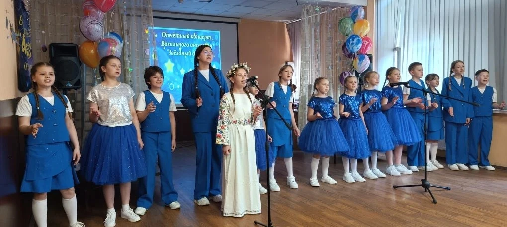 🎶 В нашей школе прошёл отчётный концерт вокального ансамбля «Звёздный дождь»! 🎤✨ Юные артисты подари
