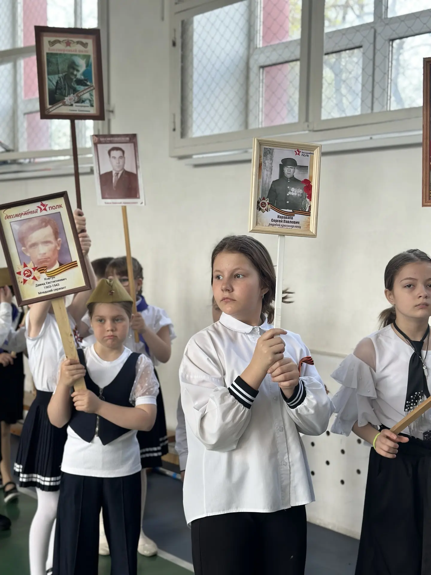 Международная акция «Бессмертный полк: Герои рядом с нами» прошла в нашей школе! В преддверии Дня По