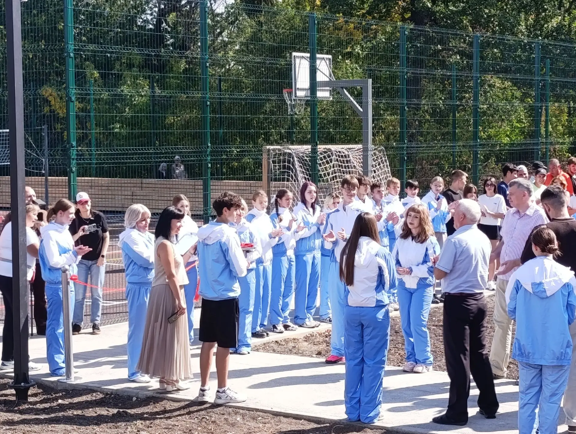 В День города Харцызска сотрудники библиотеки-филиала №6 приняли участие в открытии нов...