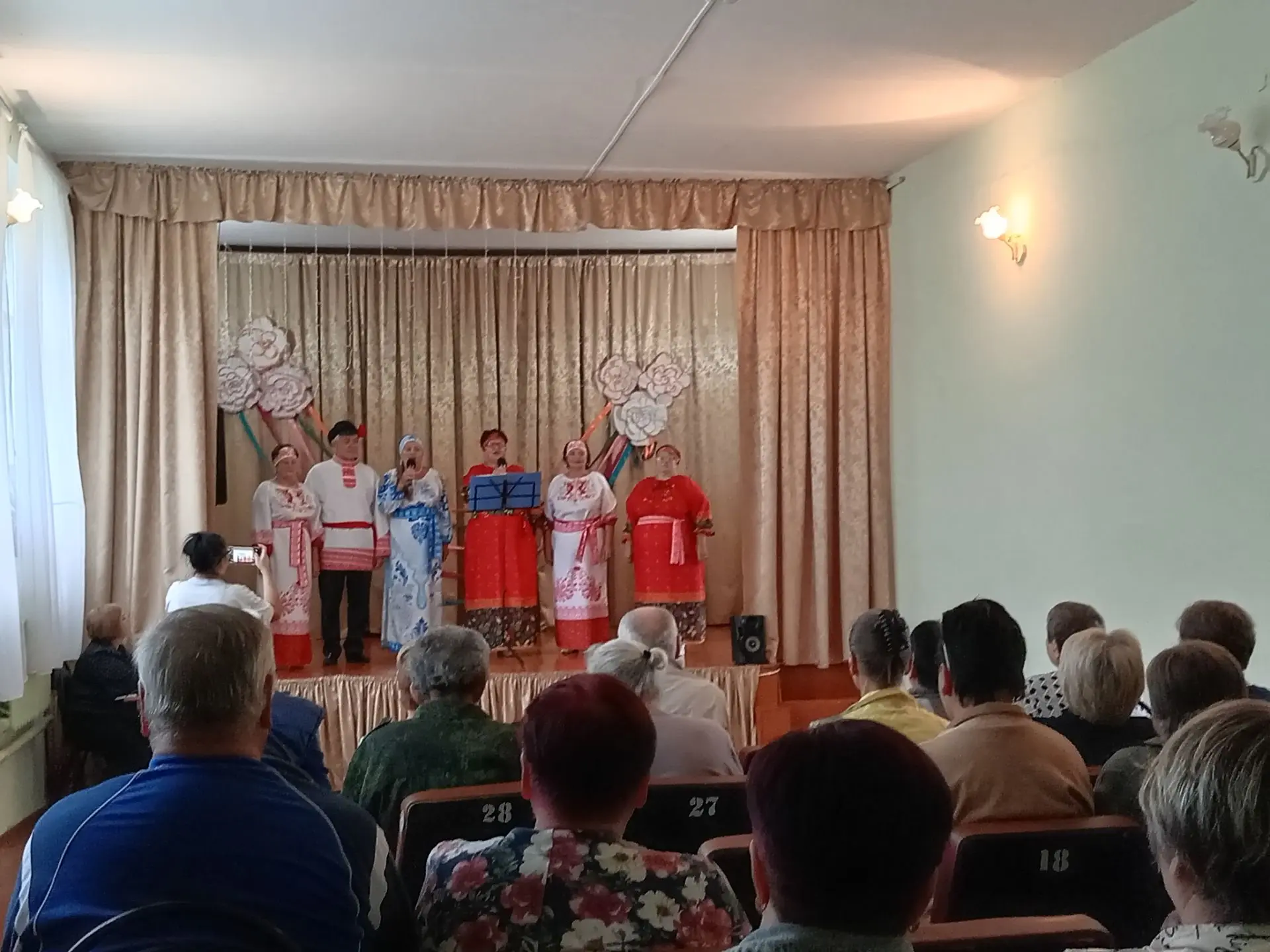 🎼 Замечательную концертную программу подарили жителям села Кривозерье вокальная группа...