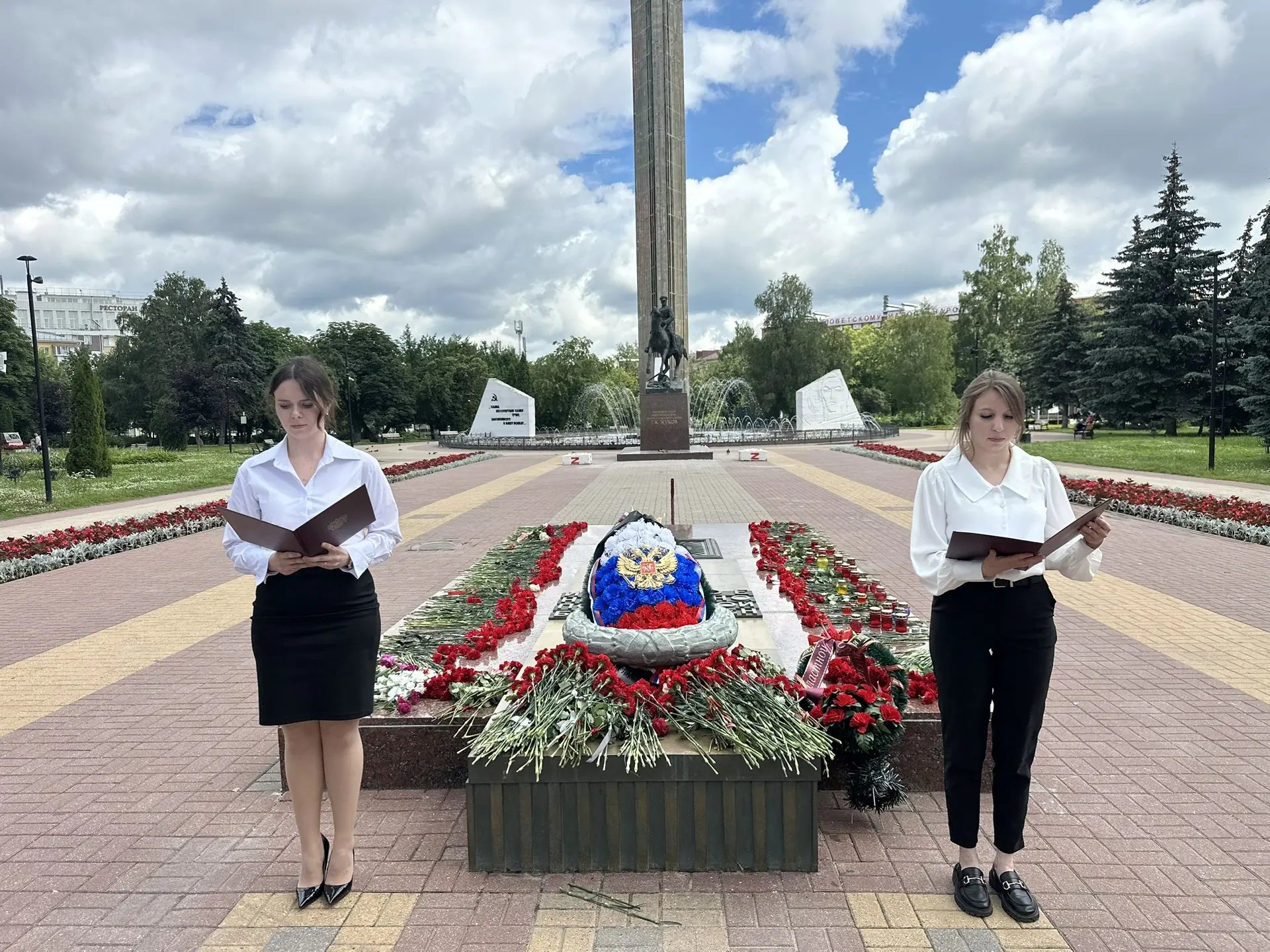 В День памяти и скорби у Вечного огня на площади Победы в Калуге молодые специалисты прокуратуры обл