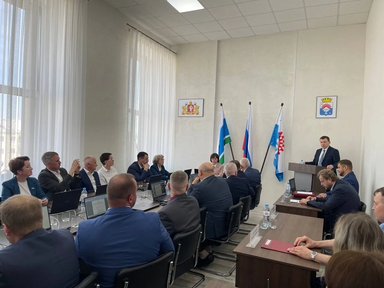 Кто помнит времена, когда главу выбирали горожане?) Теперь это делают депутаты, рассказываем, как вс