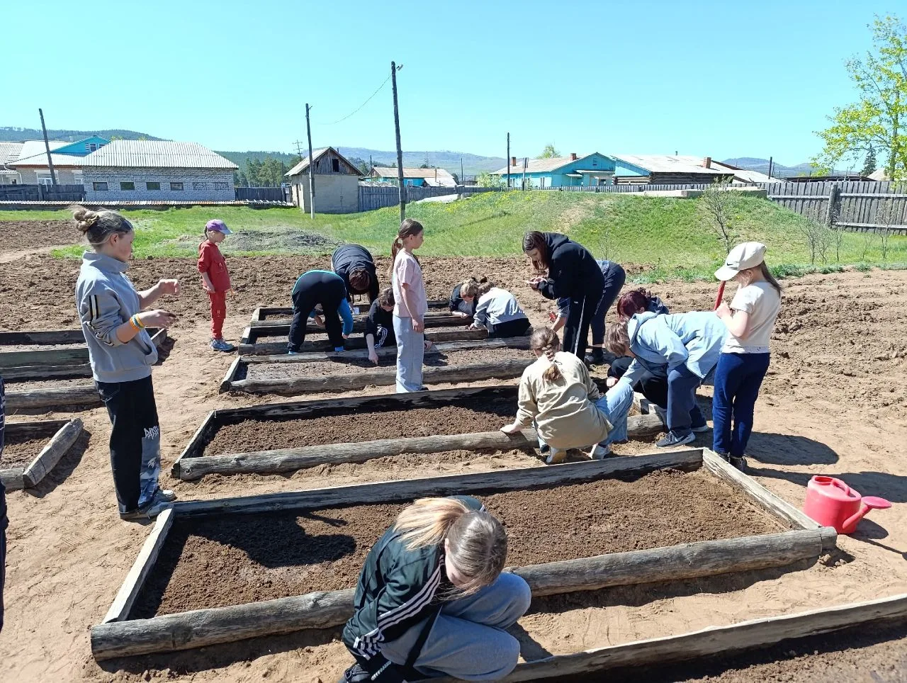 🚜 На пришкольном участке дан старт новому сезону!