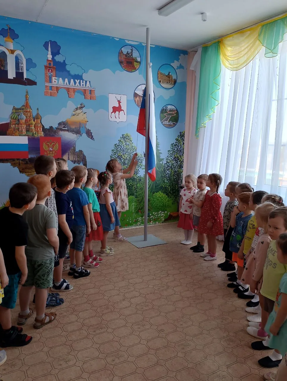 Наша уже сложившаяся традиция- поднятие флага и прослушивание гимна Российской Федерации.