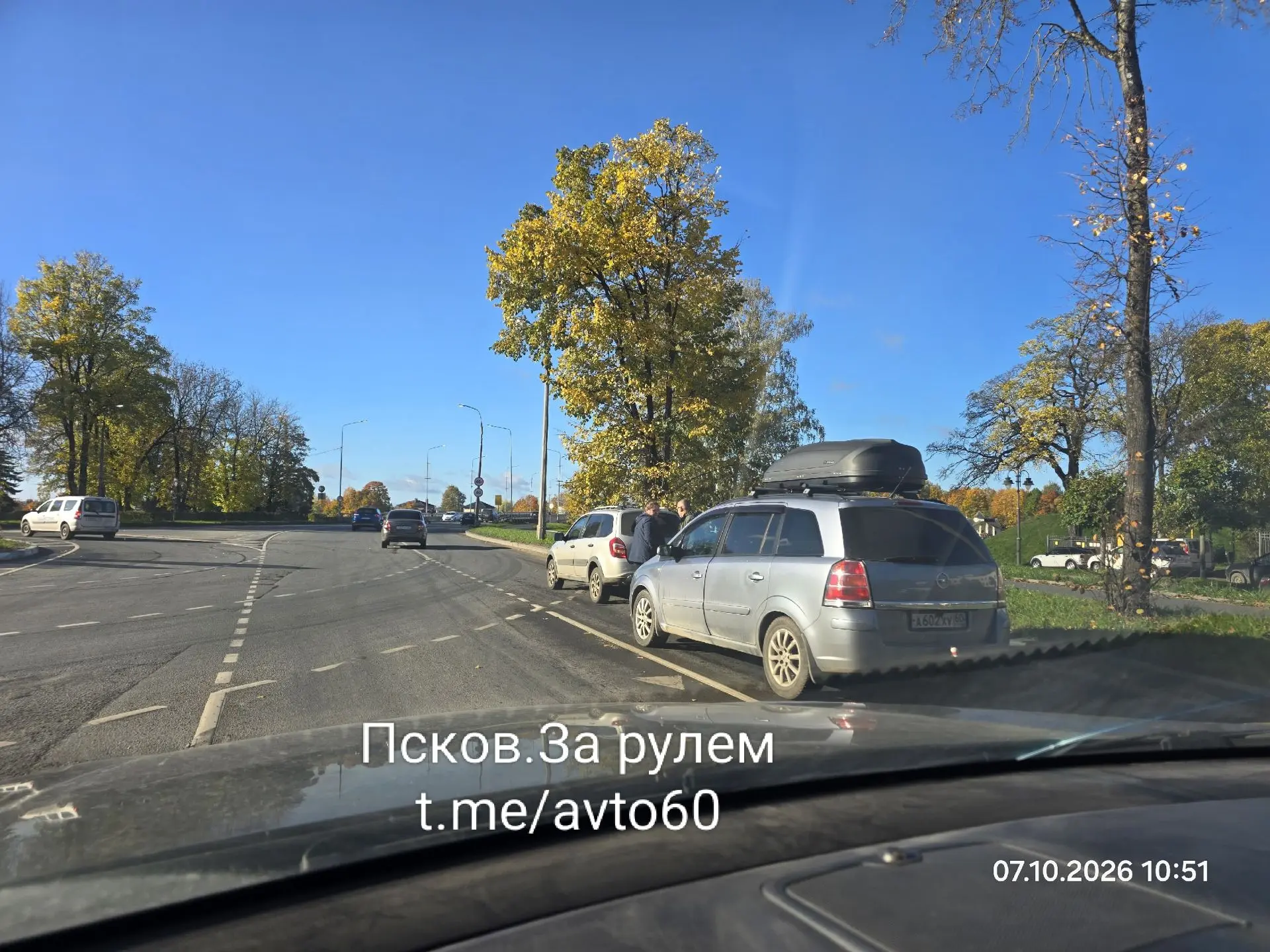 Две автомашины стоят напротив стрекозы, занята правая полоса на мост 50-летия Октября