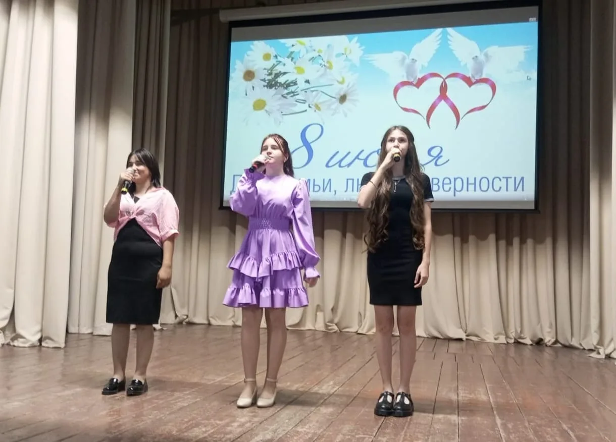 Семья, как музыка души

  8 июля в  Доме культуры прошел праздничный концерт, посвященный  Дню семьи