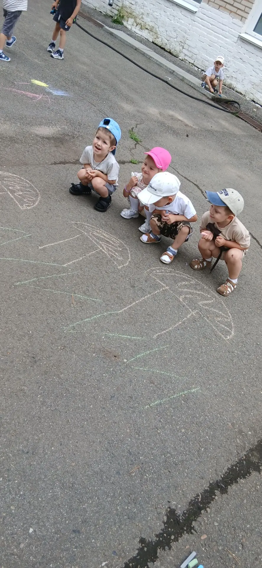 В средней группе "Лучики" 💛 во время прогулки ребята рисовали мелками- " Разноцветными...