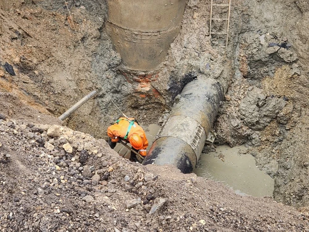 Сложные работы в стесненных условиях: «Концессии водоснабжения» отремонтировали участок магистрально