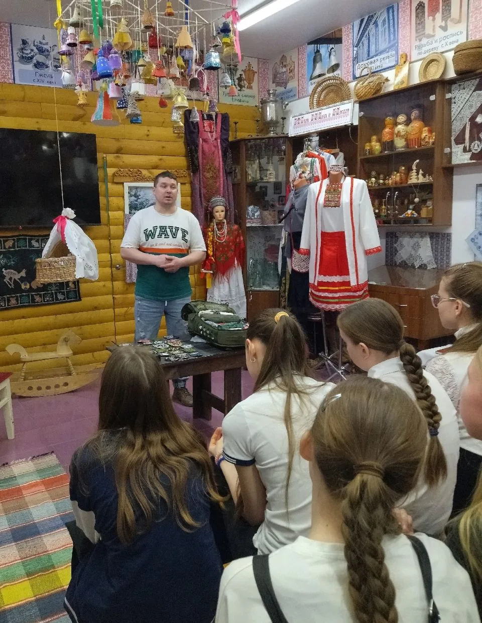 🇷🇺ФРОНТОВЫЕ ВОЛОНТЕРЫ🇷🇺    В музее школы прошла встреча с фронтовым волонтером, президентом Военно-и