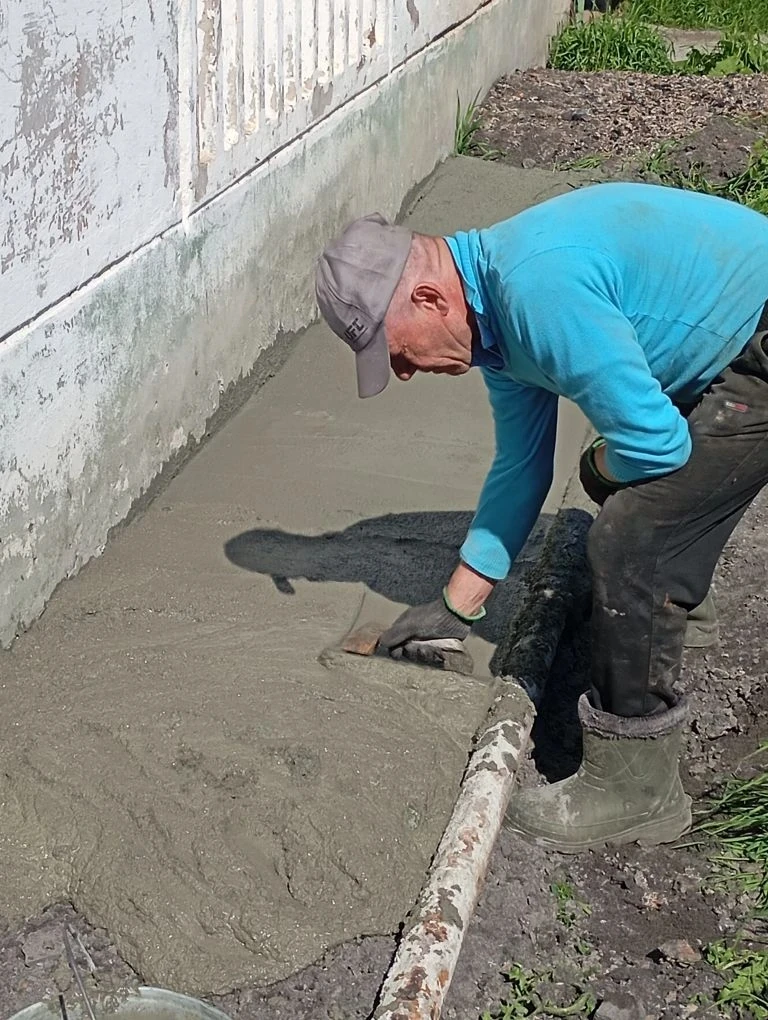 Начат частичный ремонт отмостки в многоквартирном доме по ул. Центральная 26.