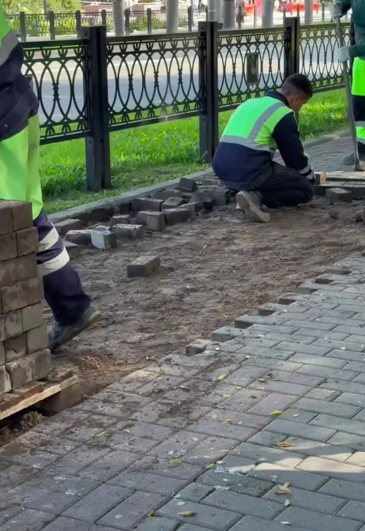В Вологде начали ремонт тротуаров на улице Марии Ульяновой.