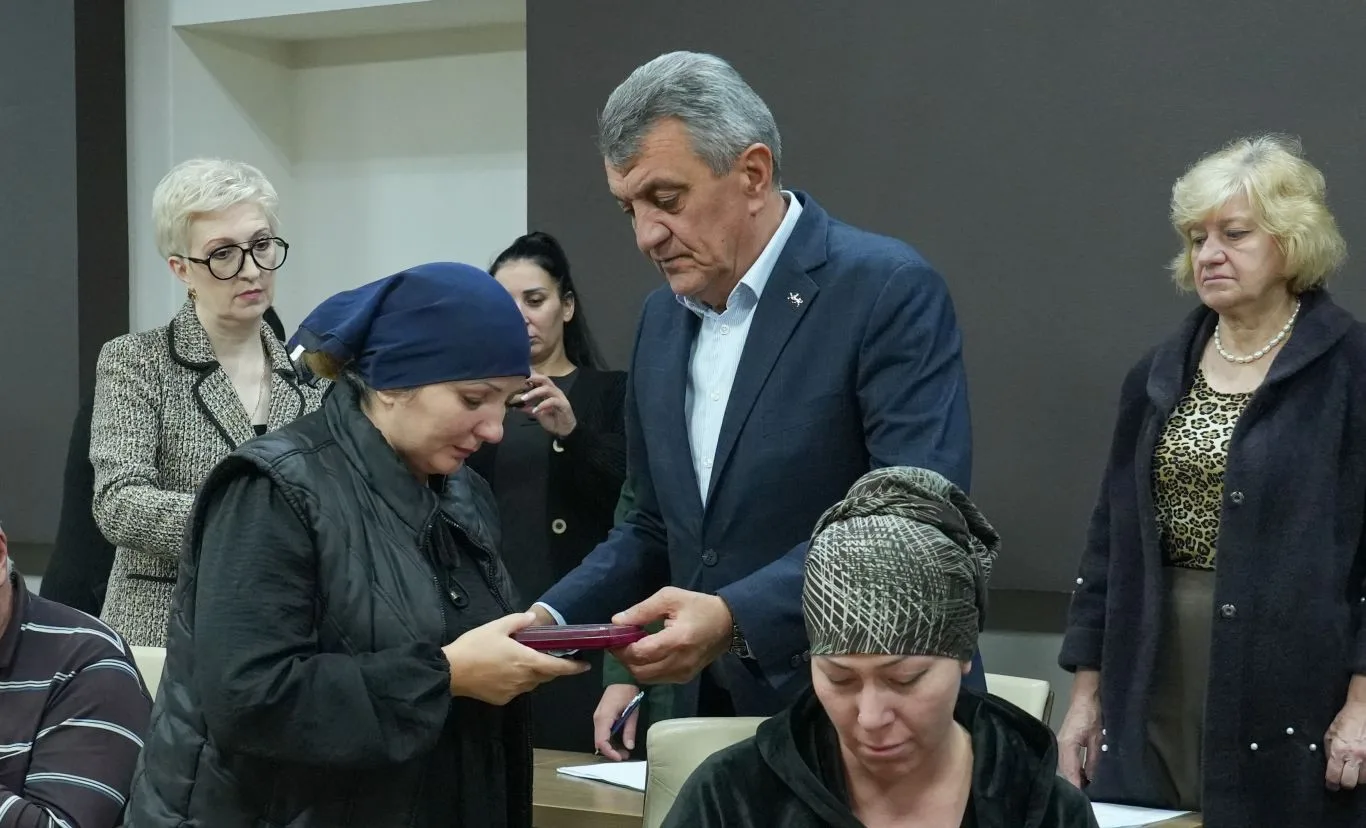 Глава РСО – Алания Сергей Меняйло встретился с семьями военнослужащих, погибших в зоне ...