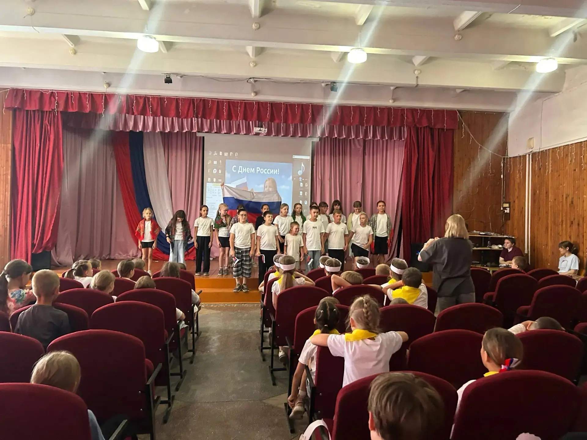 🎉🇷🇺 Сегодня, 12 июня, мы отмечаем великий праздник — День России! 🇷🇺🎉

Этот день — не просто д