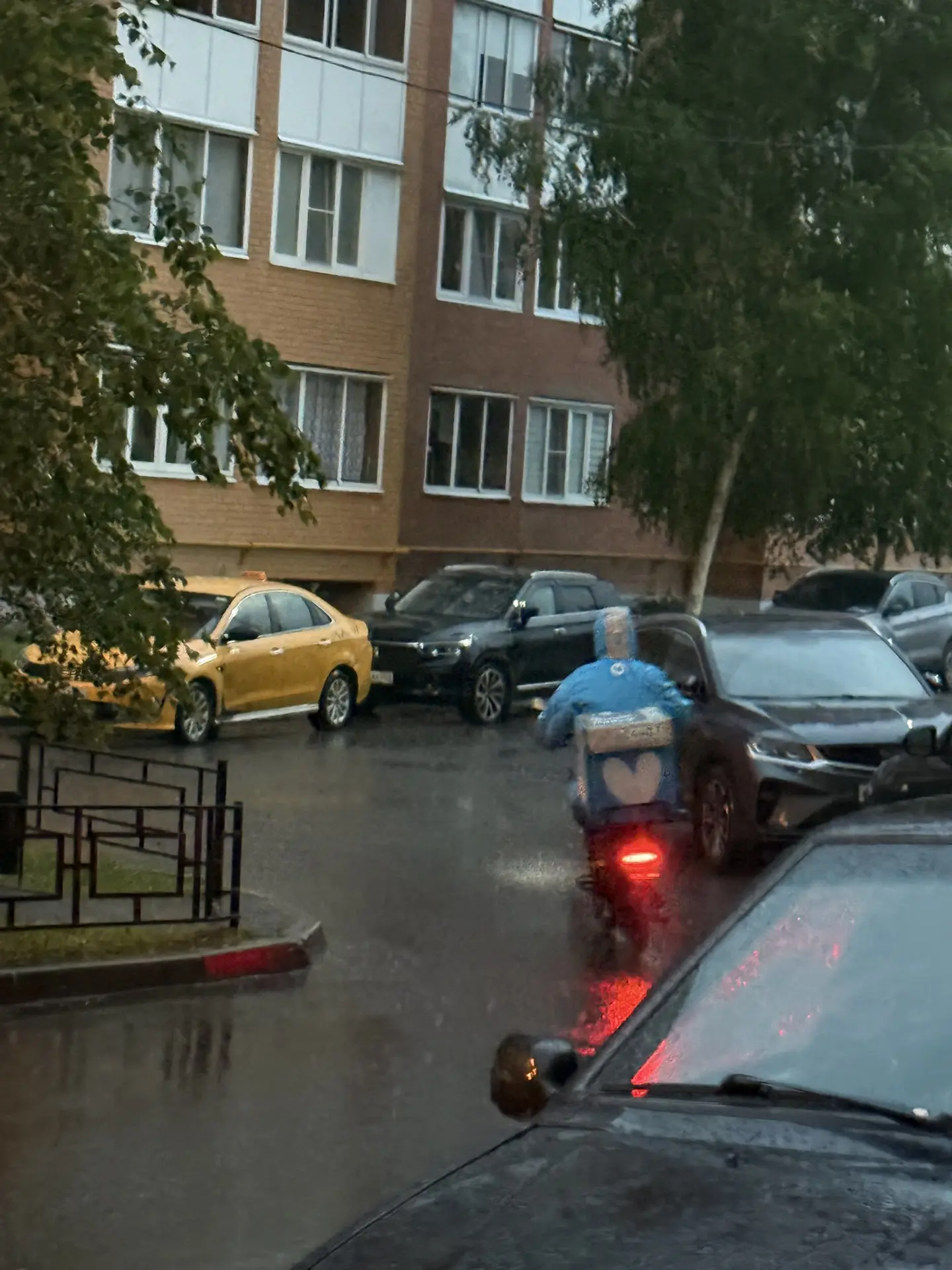 Зачастую мы их ругаем и да иногда по делу, но сейчас хочется сказать спасибо всем курьерам.

Вчера б