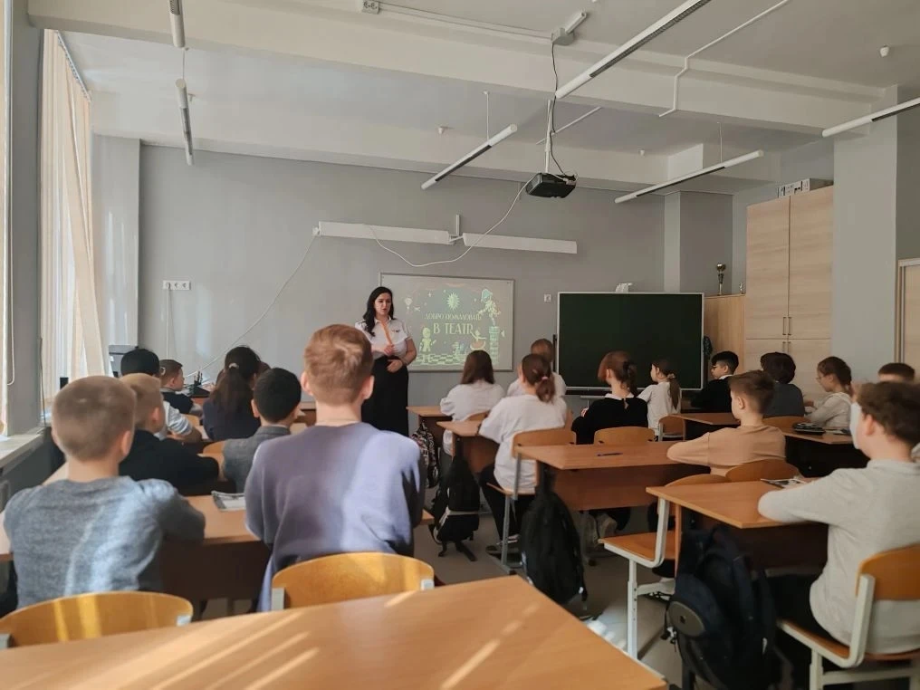 Для пятиклассников советник директора по воспитанию Елена Борисовна Мартыненко провела увлекательную