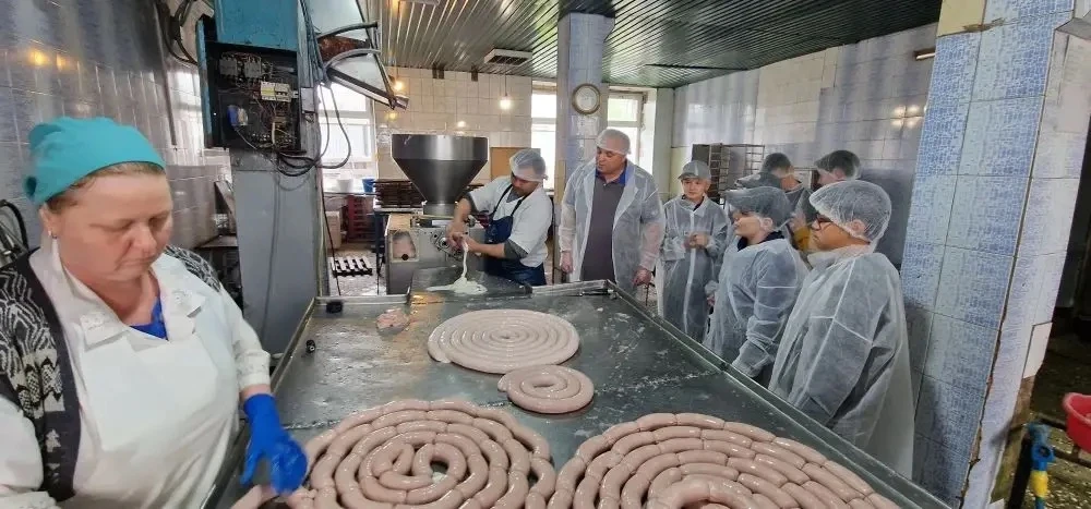 Экскурсия на производство: от фарша до вкусной колбасы! 🍖