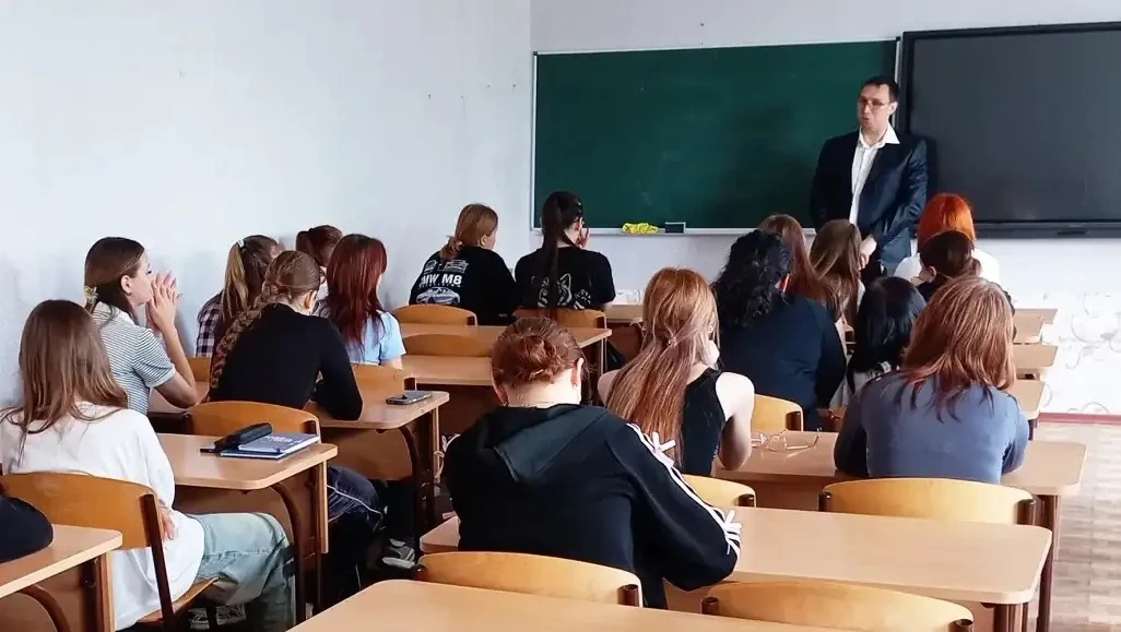 Школьникам помогли разобраться с выбором профессий и трудовыми правами  🧑‍🏫 Сотрудники пологовского 