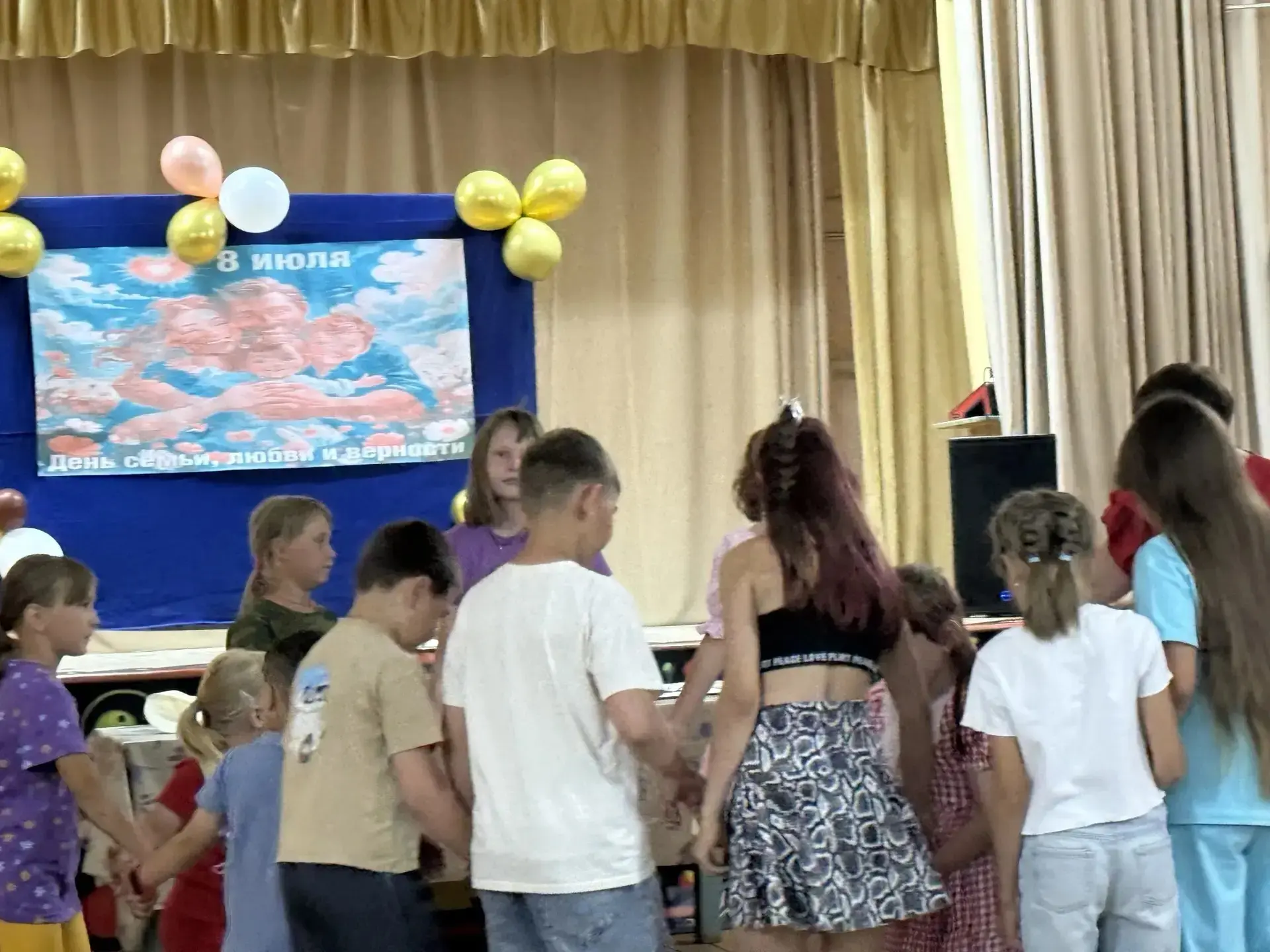 В Хопёрском Доме культуры прошёл мастер-класс «Ромашка — символ праздника», приуроченный ко Дню семь