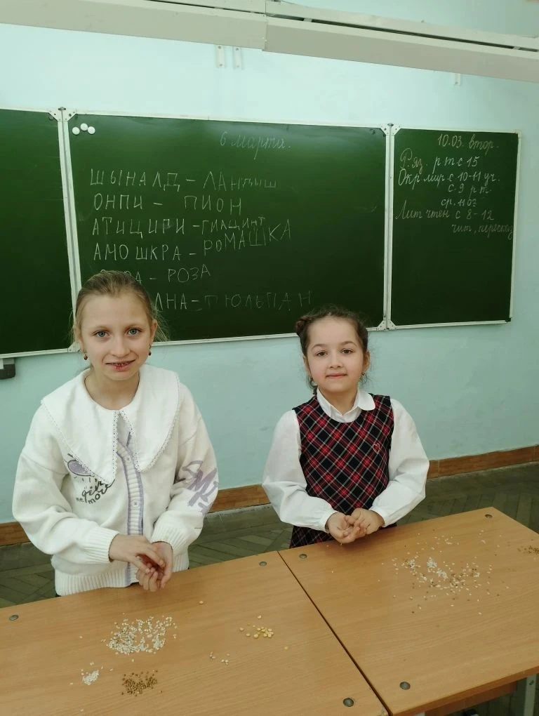 🌷 Праздник весны в 1 «А»!  В нашем 1 "А" классе прошел классный час, посвященный 8 Марта. Главными г