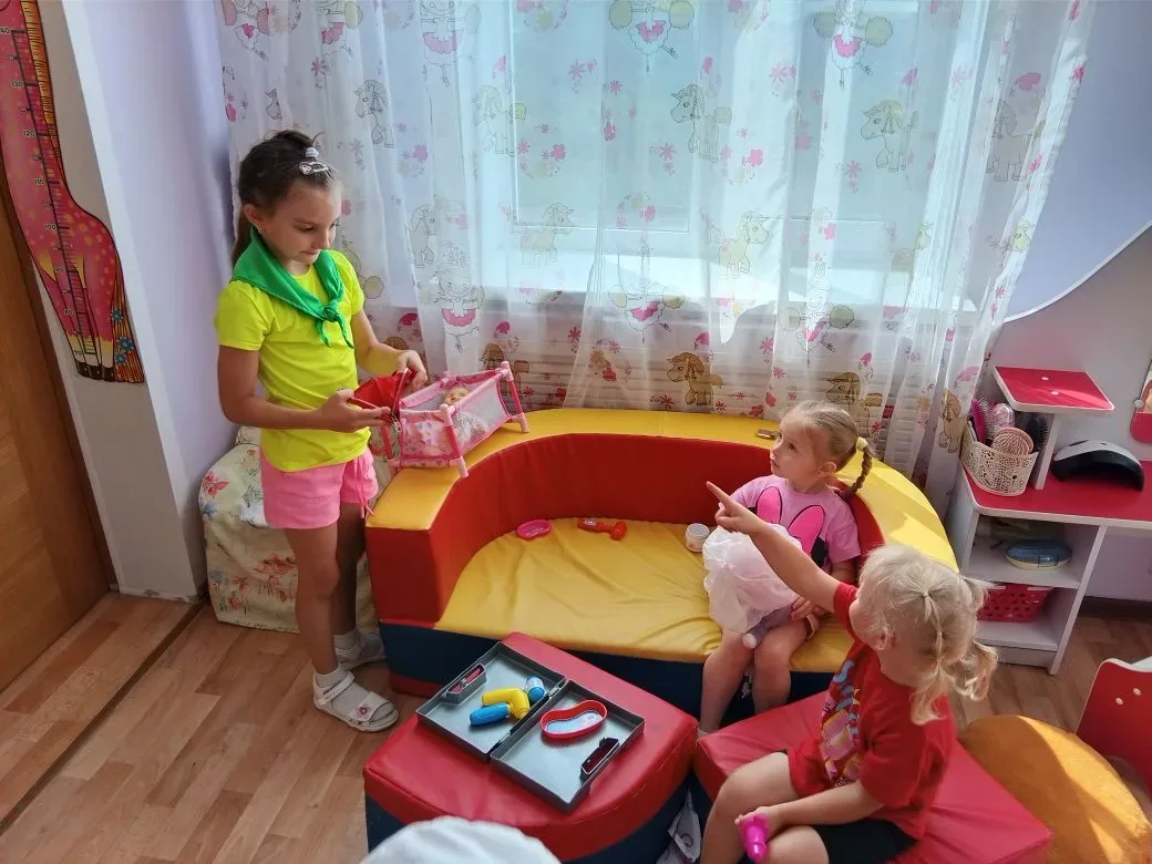Тимуровцы из подготовительной группы, помогая вновь пришедшим детям, реализуют идею детского волонтё