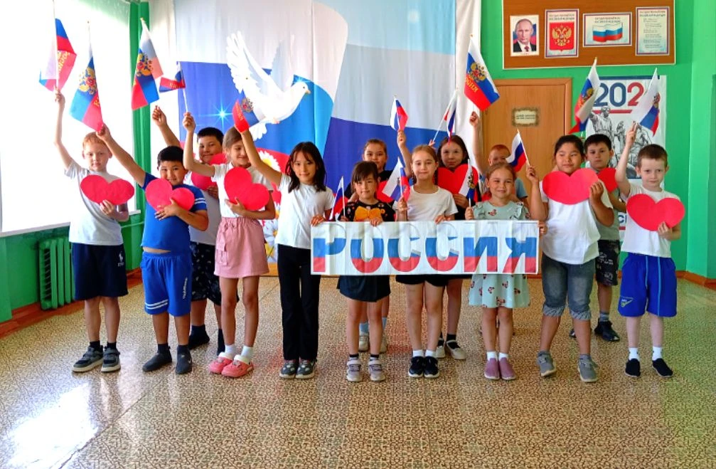 🤝 День России — день единства!

🇷🇺Ученики МОУ «СОШ с. Мироновка» вместе отметили праздник: узнали