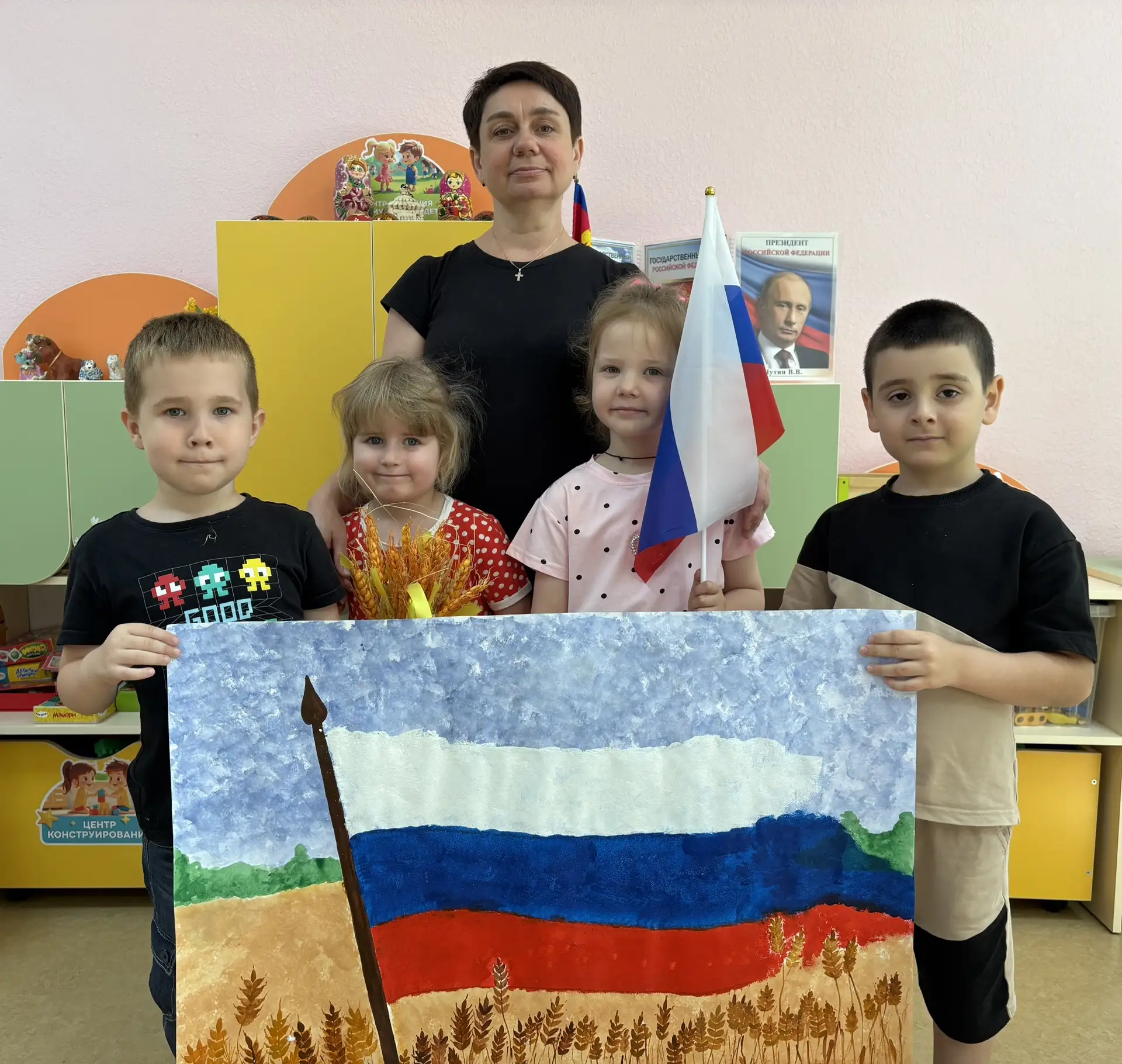 Сегодня ребята 8 группы приняли участие в акции: «Как я вижу свою Россию»
Дети держат флаг,а окружае