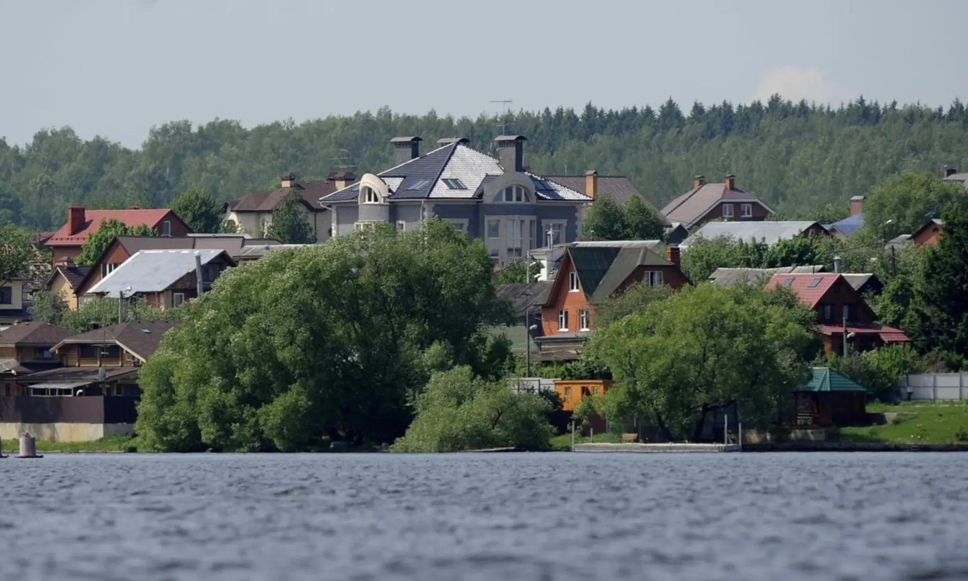 🏠 Большинство россиян хотели бы жить в собственном доме, а не в квартире — данные опроса ВЦИОМ.

Со